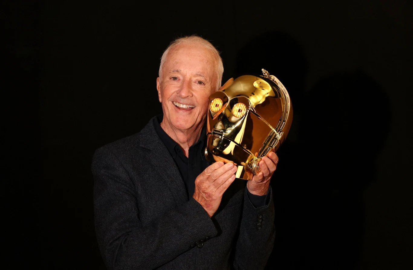 Aktor Anthony Daniels trzyma głowę C-3PO