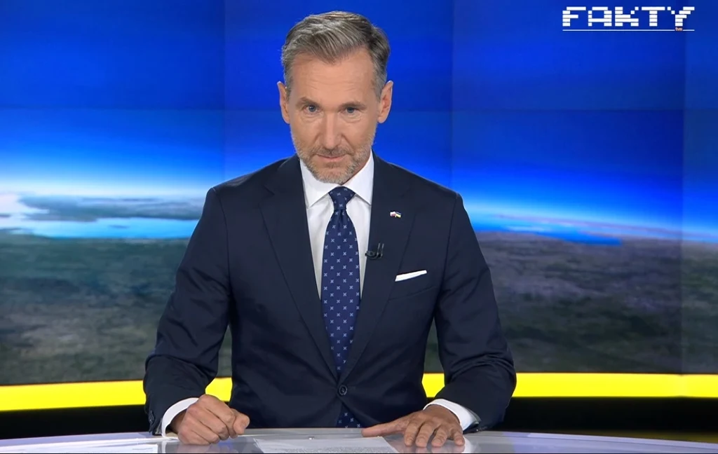 Piotr Kraśko w niecodzienny sposób zakończył wtorkowe "Fakty" /Screen: https://player.pl/