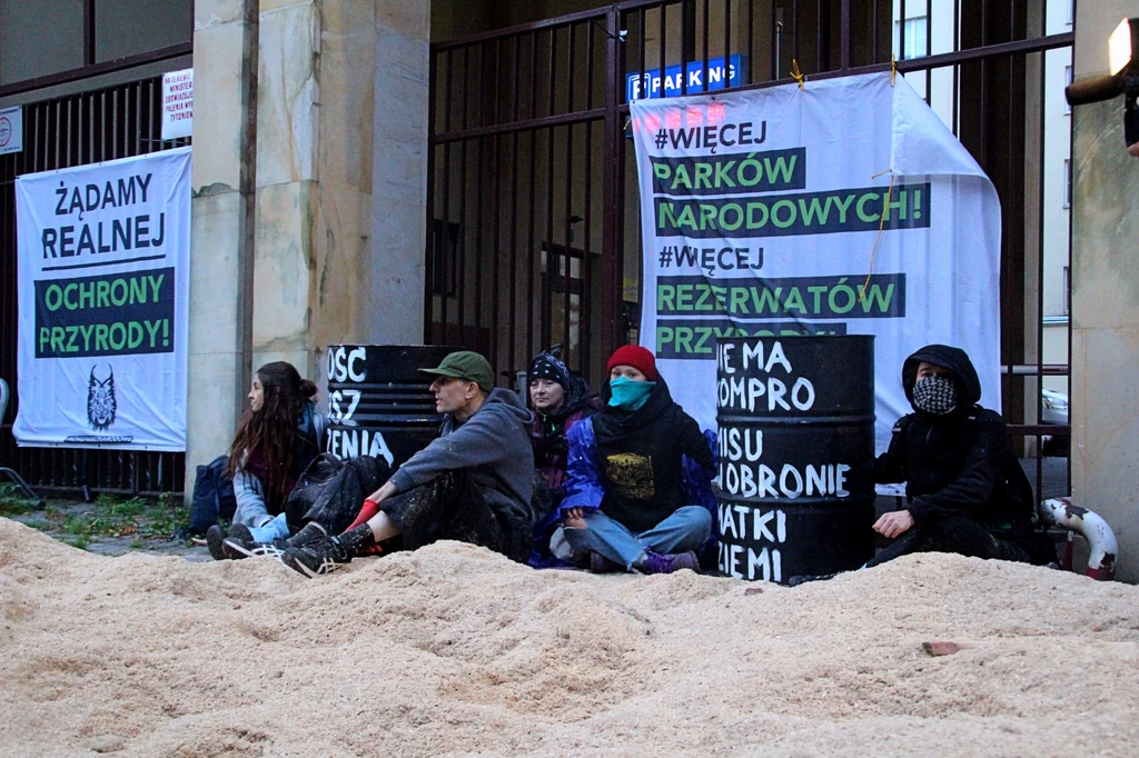 Aktywiści Extinction Rebellion, Dzikiego Ruchu Oporu i Inicjatywy Dzikie Karpaty rozpoczęli protest pod Ministerstwem Klimatu i Środowiska w Warszawie