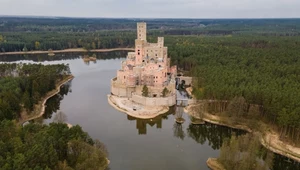Kontrowersyjny "zamek" w Stobnicy (widok z 2022 r.). W okolicy urządzono "ścieżkę edukacyjną"