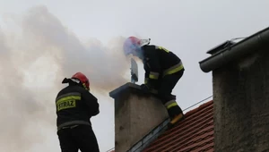 Problem pojawia się wraz z nadejściem jesieni. Czym grozi pożar sadzy w kominie?