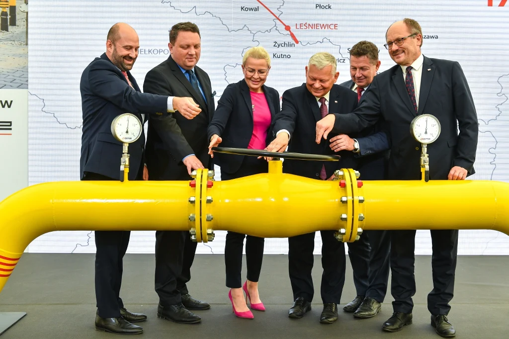 Uroczyste otwarcie gazociągu Gustorzyn-Wronów. Na zdj. prezes GAZ-SYSTEM S.A. Marcin Chludziński (2L), pełnomocnik rządu do spraw strategicznej infrastruktury energetycznej Anna Łukaszewska-Trzeciakowska (3L) oraz posłowie PiS: Marek Suski (3P), Leszek Kowalczyk (2P) i Krzysztof Szulowski (P) 