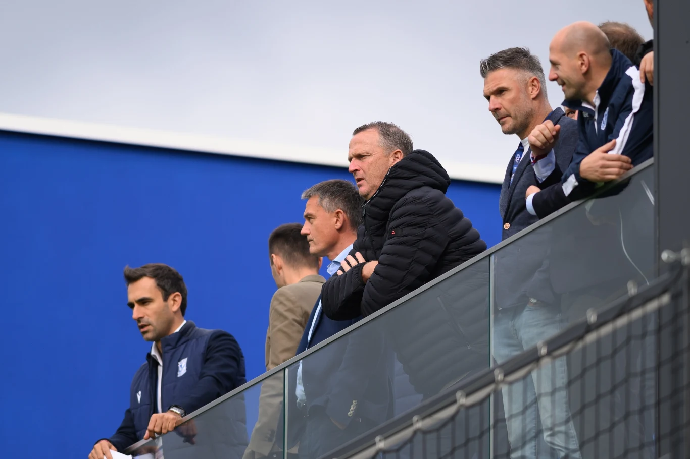 John van den Brom na trybunach stadionu we Wronkach