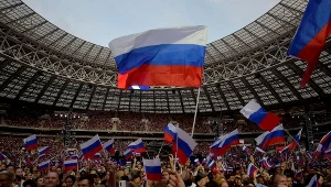 Powiewające rosyjskie flagi na Łużnikach