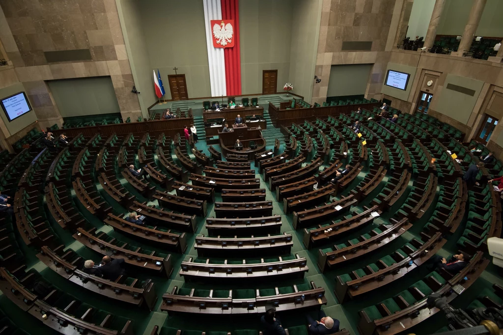 Sondaż poparcia przed wyborami 15 października. Wyraźnie zyskała jedna partia Sondaż poparcia przed wyborami 15 października. Wyraźnie zyskała jedna partia