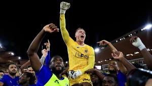 Marcin Bułka w otoczeniu piłkarzy OGC Nice
