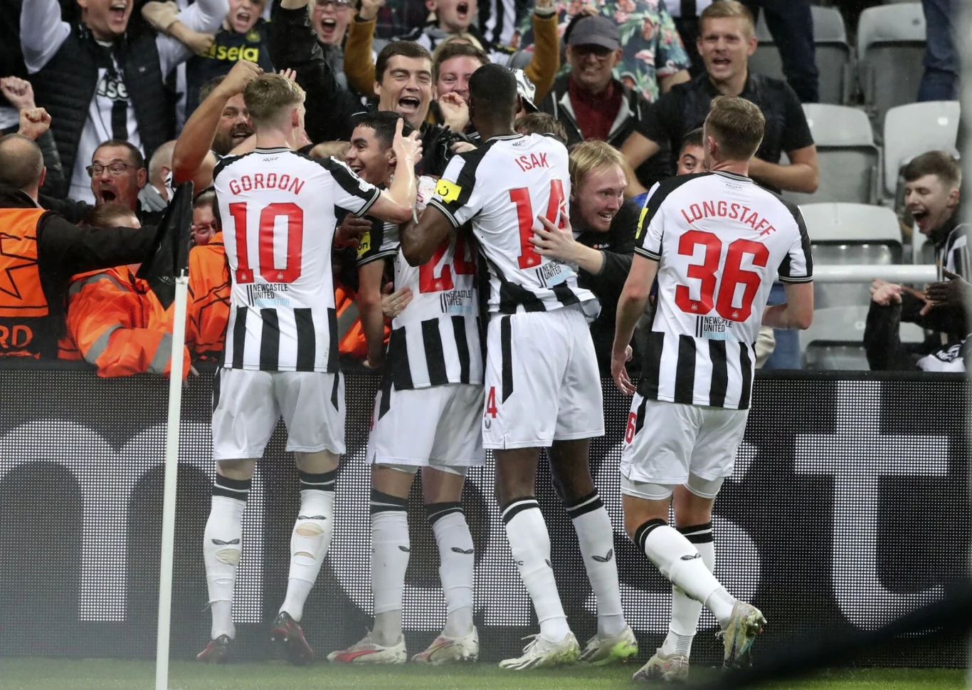 Piłkarze Newcastle United przeciwko PSG