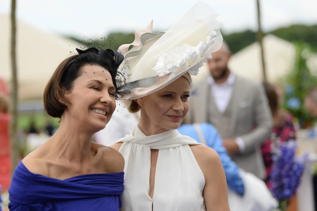 Anna Popek i Małgorzata Kożuchowska na wyścigach