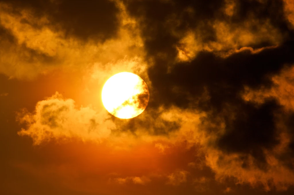 El Niño występuje, gdy ciepła woda gromadzi się wzdłuż równika na wschodnim Pacyfiku. Ciepła powierzchnia oceanu ogrzewa atmosferę, co pozwala na unoszenie się wilgotnego powietrza i rozwijanie się burz deszczowych.