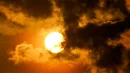 El Niño występuje, gdy ciepła woda gromadzi się wzdłuż równika na wschodnim Pacyfiku. Ciepła powierzchnia oceanu ogrzewa atmosferę, co pozwala na unoszenie się wilgotnego powietrza i rozwijanie się burz deszczowych.