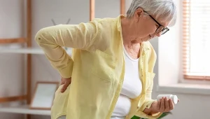Objawy chorych nerek to nie tylko ból pleców, ale także zmęczenie, sucha skóra, a także mrowienia w rękach i nogach