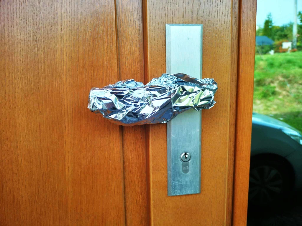 Folia aluminiowa na klamce ma pokazać, czy ktoś chce się włamać do mieszkania