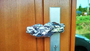 Folia aluminiowa u sąsiada na klamce? Powód może zaskoczyć
