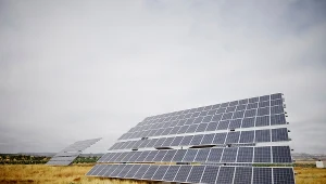 ​Czy panele fotowoltaiczne produkują energię w pochmurne dni? Ekspert rozwiewa wątpliwości
