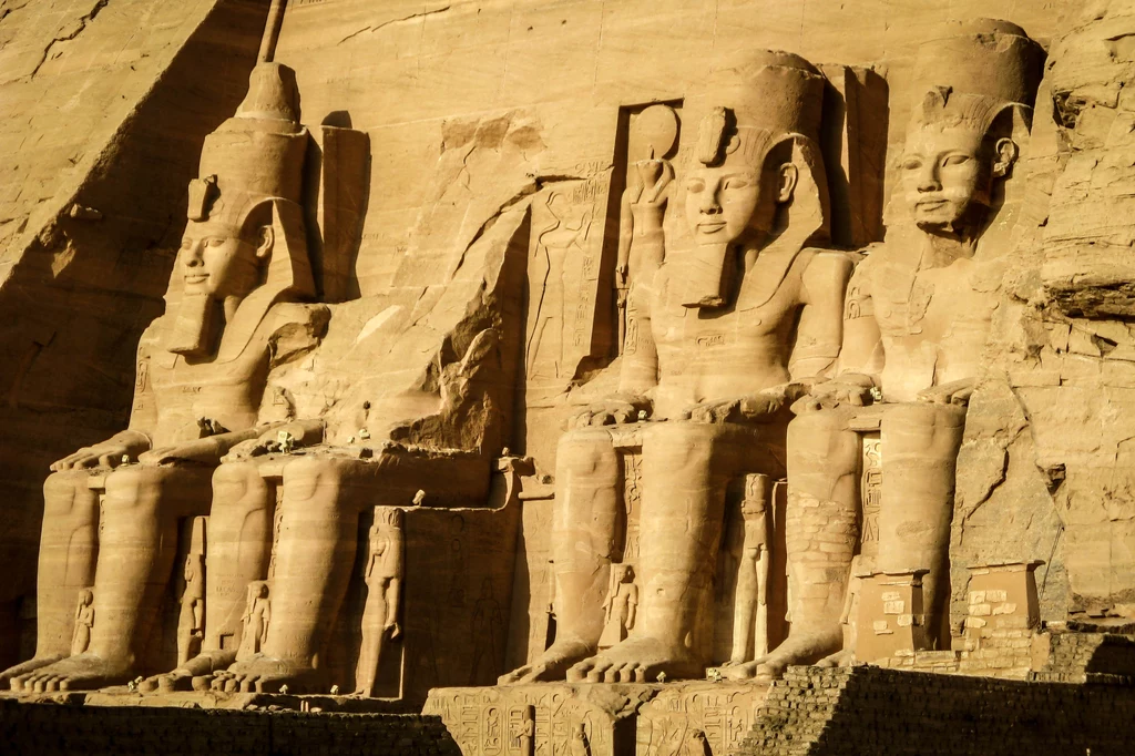 Kolosalne rzeźby strzegą wejścia do Abu Simbel do dziś 