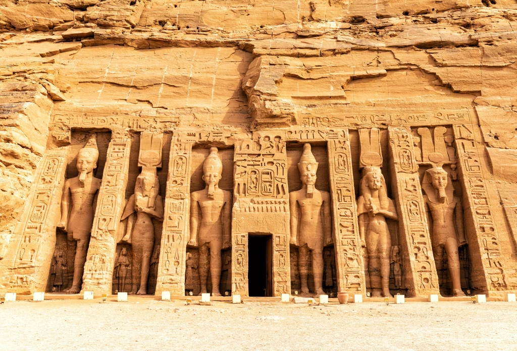 Piękno egipskich zabytków cieszy archeologów, historyków i turystów do dziś 