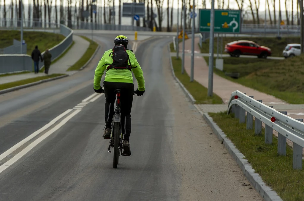 Rowerzysta powinien korzystać ze ścieżki rowerowej jeśli jest wyznaczona w kierunku, w którym jedzie