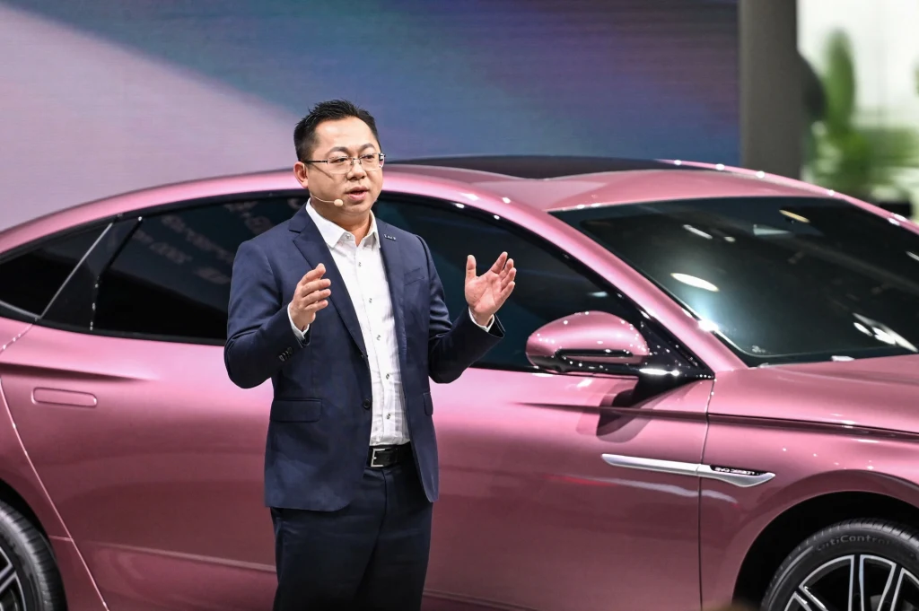 UE nakłada cła na chińskie "elektryki". Na zdj. Zhang Zhuo, menedżer chińskiego koncernu BYD Auto podczas Shanghai International Automobile Industry Exhibition