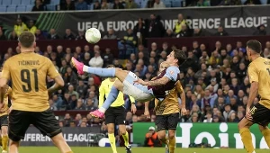 Ogromne męczarnie faworyta grupy. Gol w doliczonym czasie. Asysta Polaka