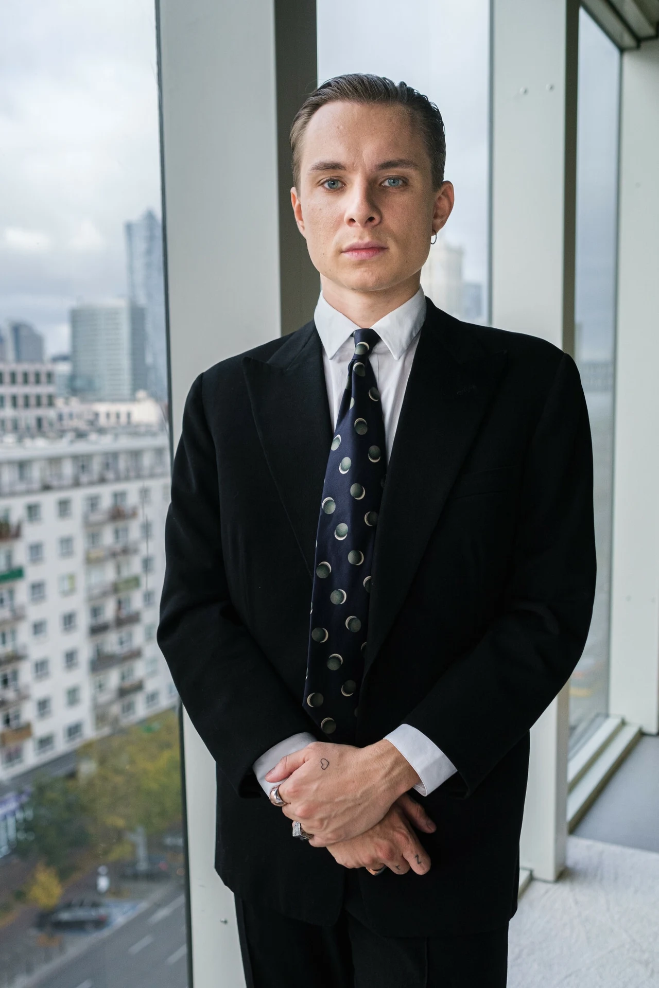 Bez charakterystycznej peruki jest nie do poznania! Bez charakterystycznej peruki jest nie do poznania!