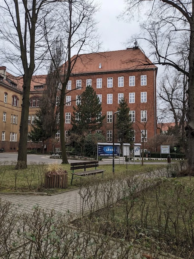 Kampus Uniwersytetu Ekonomicznego. Do 1945 roku mieścił się tutaj Instytut Badań Neurologicznych, w którym badano materiały pobrane w Lublińcu 