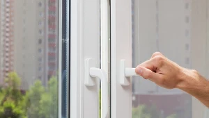 Po jednym z osiedli w Białymstoku chodził mężczyzna oferujący "renowację okien". Teraz odpowie za oszustwa