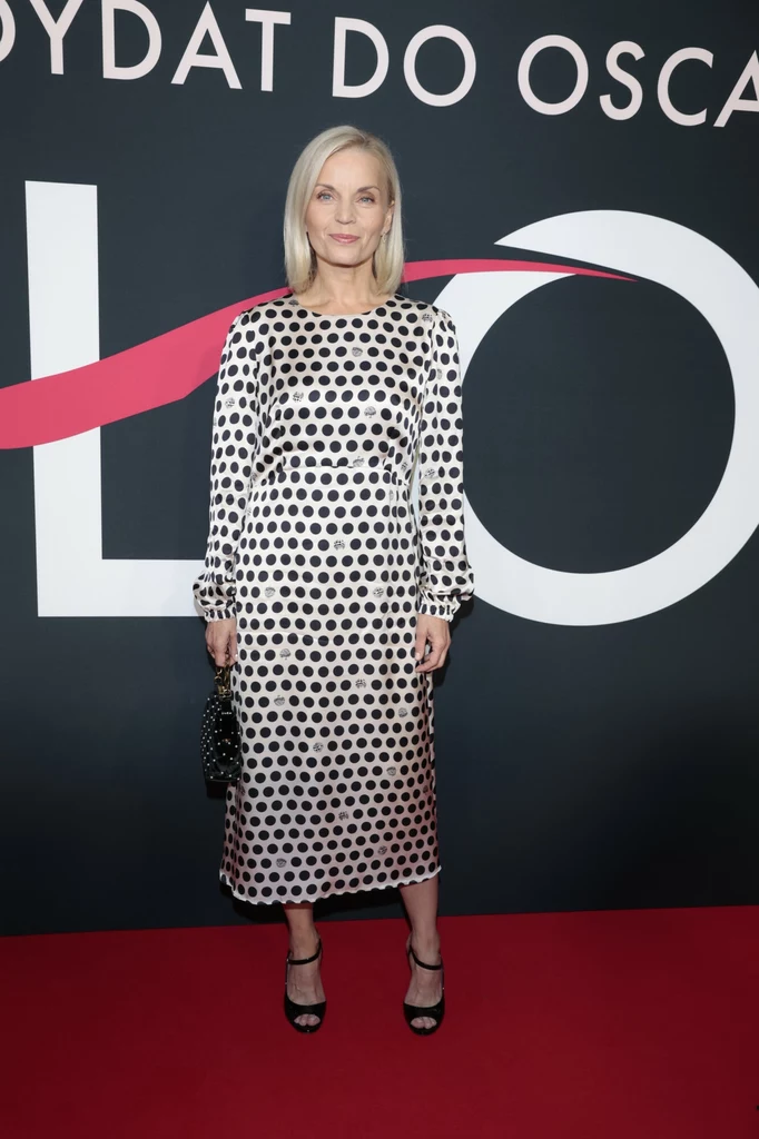 Małgorzata Foremniak na premierę założyła sukienkę w modne groszki 