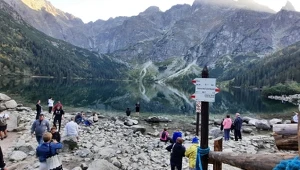 Turyści nad Morskim Okiem