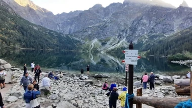 Turyści nad Morskim Okiem