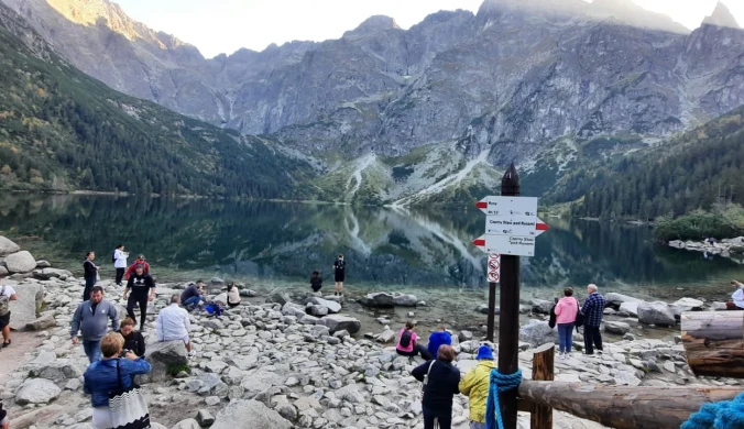 Turyści nad Morskim Okiem
