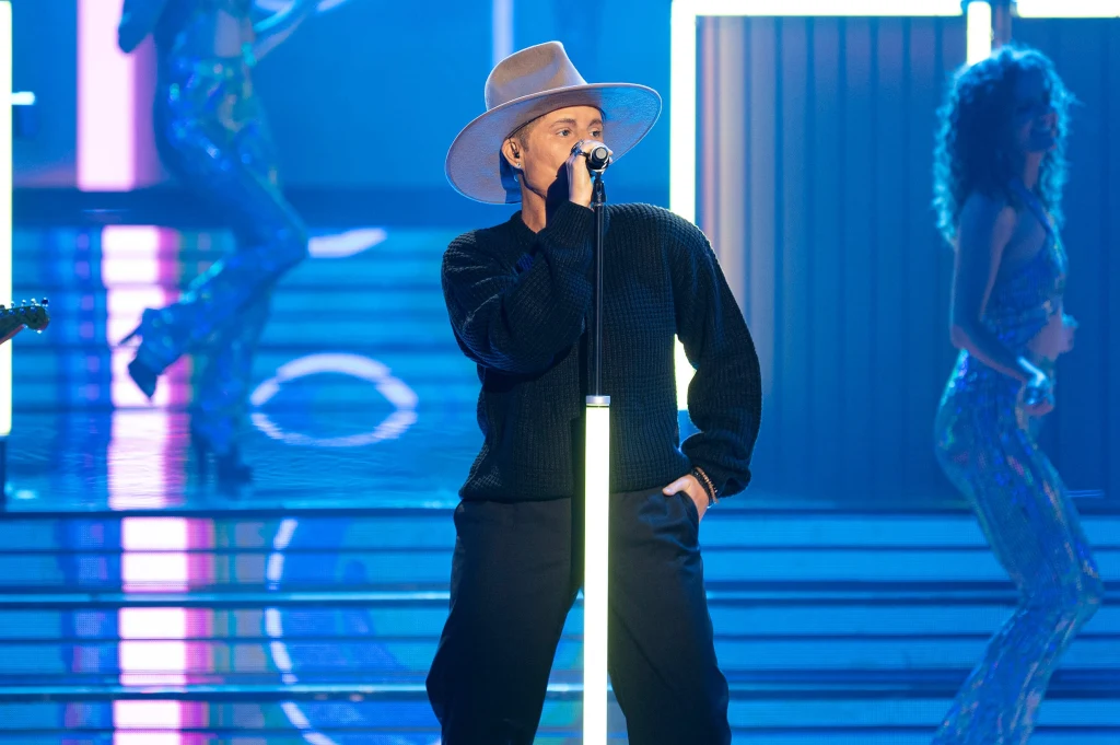 "Twoja Twarz Brzmi Znajomo". Ewelina Flinta jako Pharrell Williams "Twoja Twarz Brzmi Znajomo". Ewelina Flinta jako Pharrell Williams