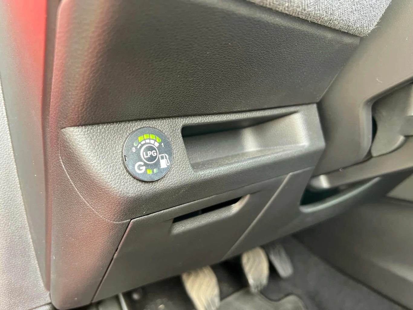 Mimo zapasu gazu w zbiorniku, auto przełącza się na benzynę. Dlaczego? Obecność instalacji LPG zdradza ten przełącznik benzyna/gaz