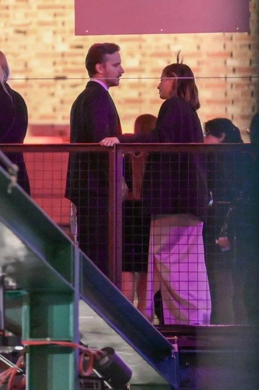 Julia Wieniawa i Maciej Musiał po premierze "Chłopów" bawią się razem w warszawskim lokalu