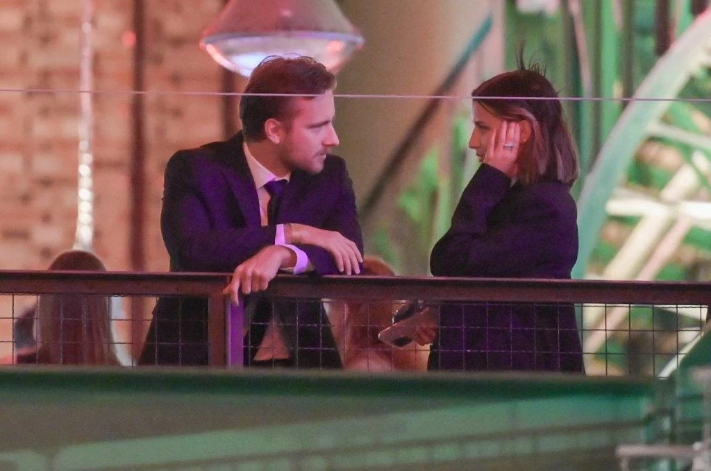 Julia Wieniawa i Maciej Musiał po premierze "Chłopów" bawią się razem w warszawskim lokalu