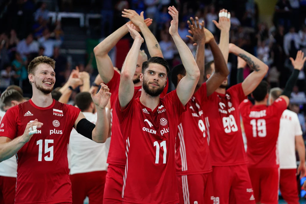 Reprezentacja Polski siatkarzy, na pierwszym planie Aleksander Śliwka Reprezentacja Polski siatkarzy, na pierwszym planie Aleksander Śliwka