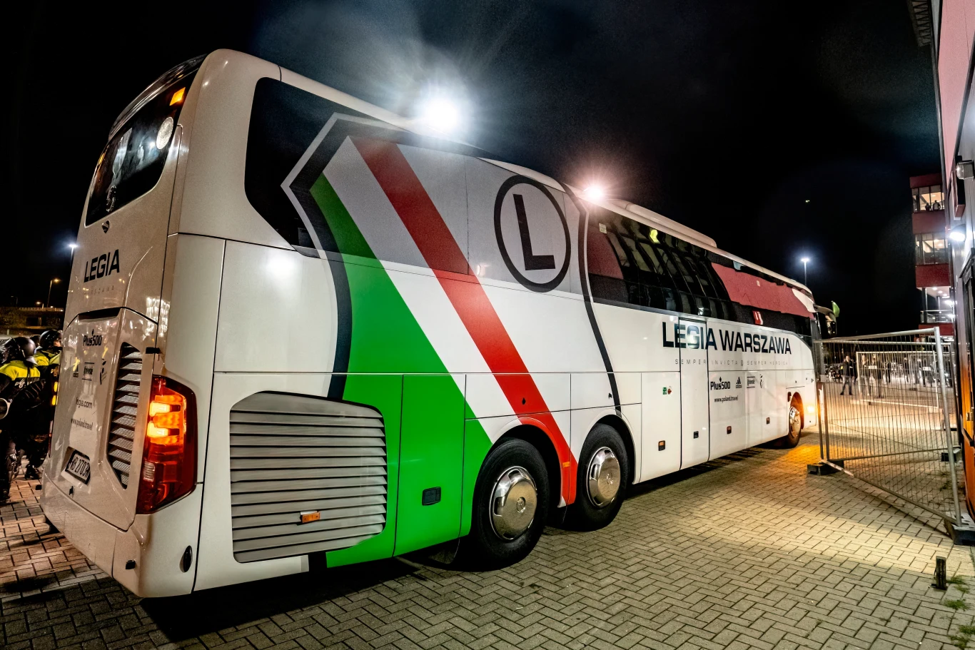 Autokar z piłkarzami Legii Warszawa