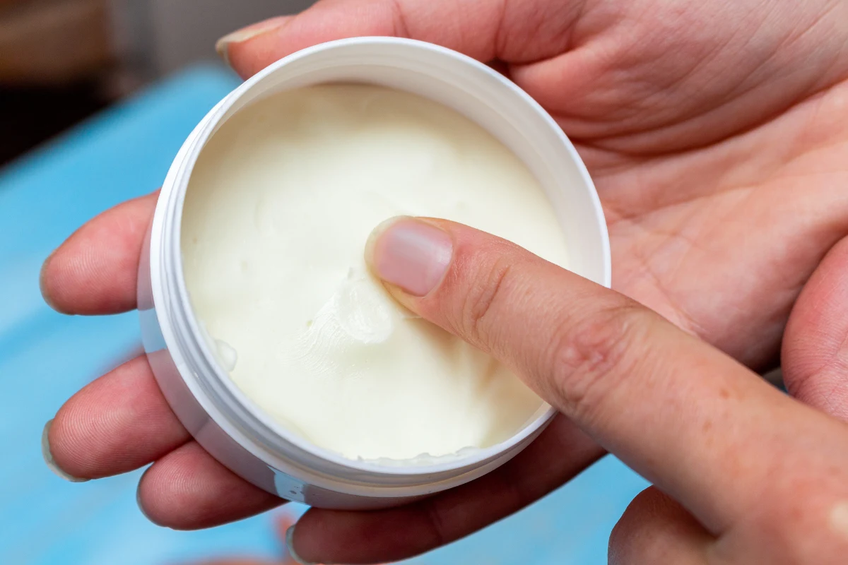 Wazelina to najtańszy zamiennik kremów na zmarszczki i suchą skórę. W PRL-u była w każdej łazience