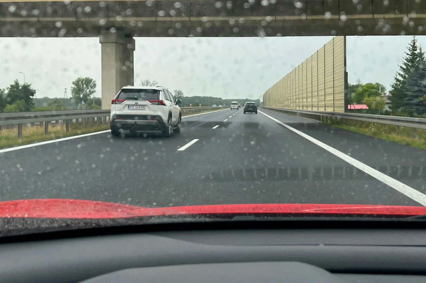 Podczas jazdy w deszczu nie można polegać na czujniku dobierającym rodzaj świateł. Włączamy światła mijania Podczas jazdy w deszczu nie można polegać na czujniku dobierającym rodzaj świateł. Włączamy światła mijania