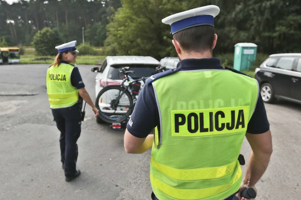 Policjanci mogą sprawdzić wyposażenie samochodu, jeśli zachodzi uzasadnione podejrzenie, że przewozimy nielegalne przedmioty.