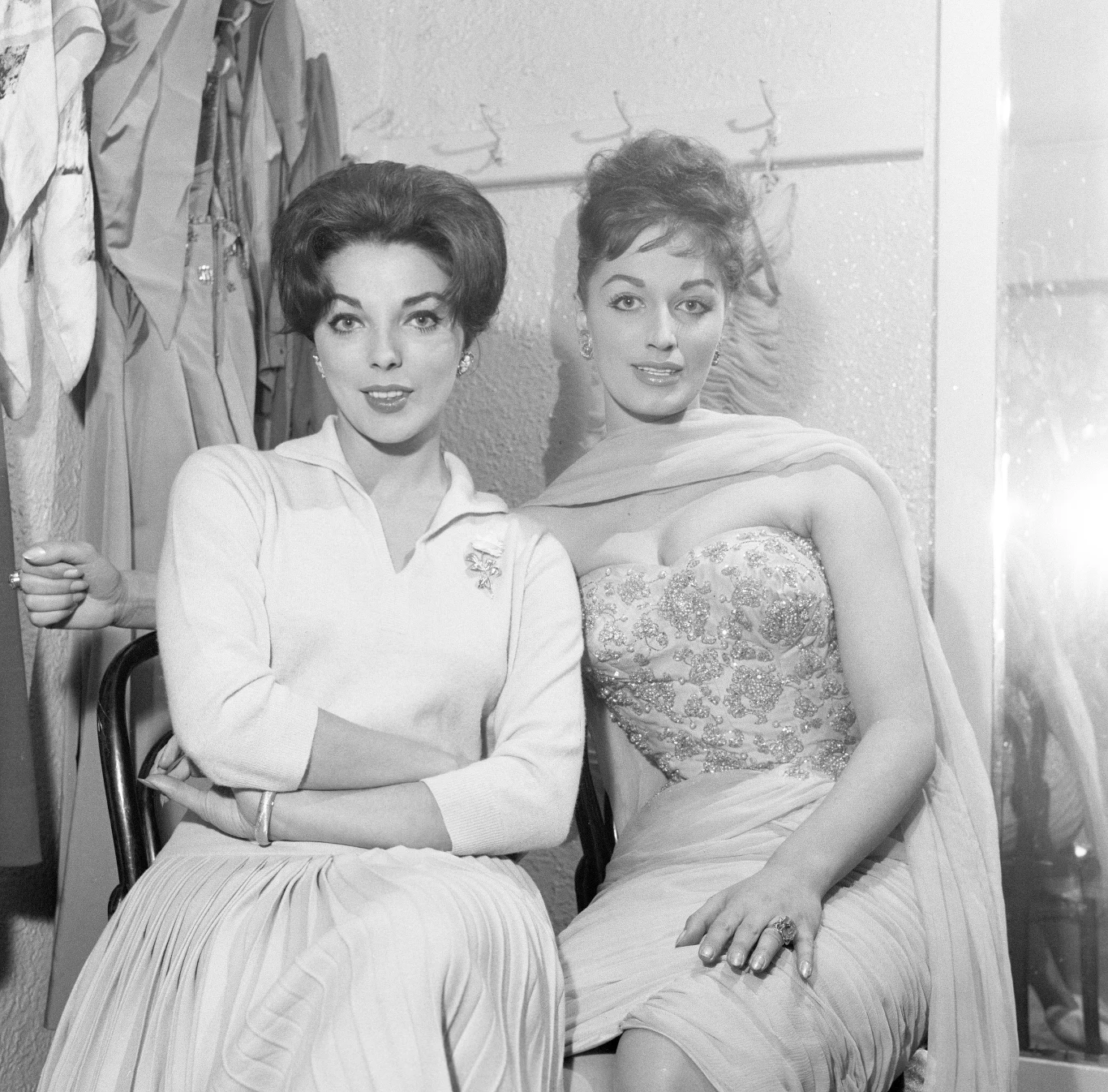 Joan i Jackie Collins w 1958 roku Joan i Jackie Collins w 1958 roku