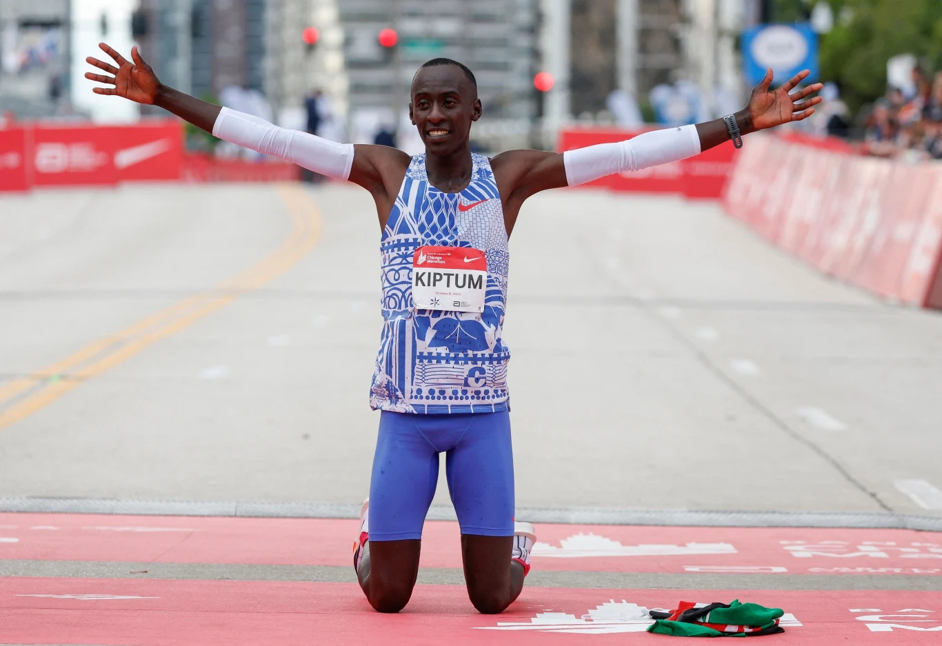 Kelvin Kiptum cieszy się na finiszu maratonu w Chicago. Właśnie ustanowił rekord świata Kelvin Kiptum cieszy się na finiszu maratonu w Chicago. Właśnie ustanowił rekord świata