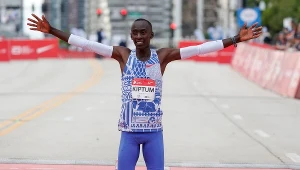 Kelvin Kiptum cieszy się na finiszu maratonu w Chicago. Właśnie ustanowił rekord świata