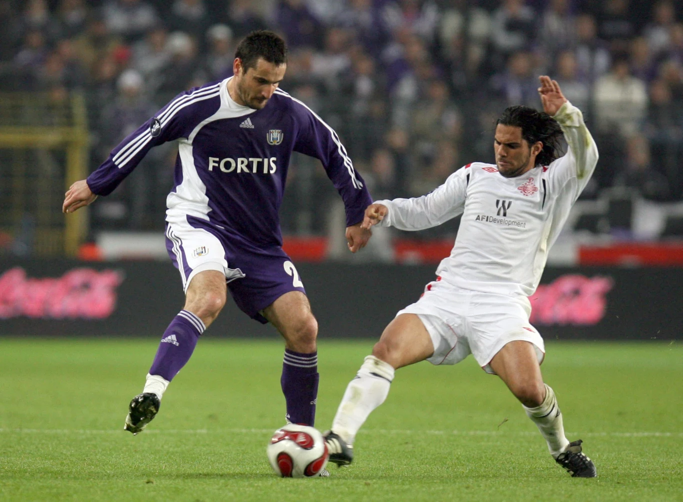 Rok 2009. Lior Asulin (z prawej) w starciu z Marcinem Wasilewskim podczas meczu Pucharu UEFA