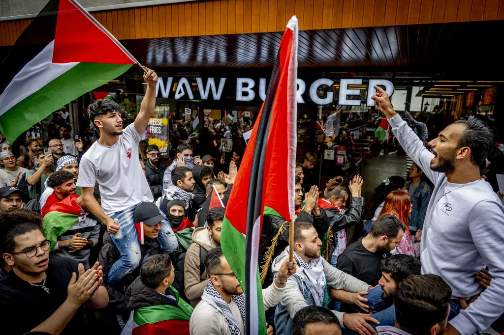 Sympatycy Hamasu świętują krwawe uderzenie na Izrael Sympatycy Hamasu świętują krwawe uderzenie na Izrael