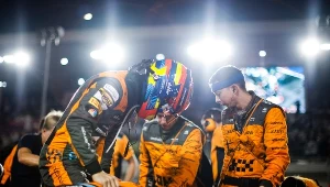 Oscar Piastri z McLarena opuszcza bolid