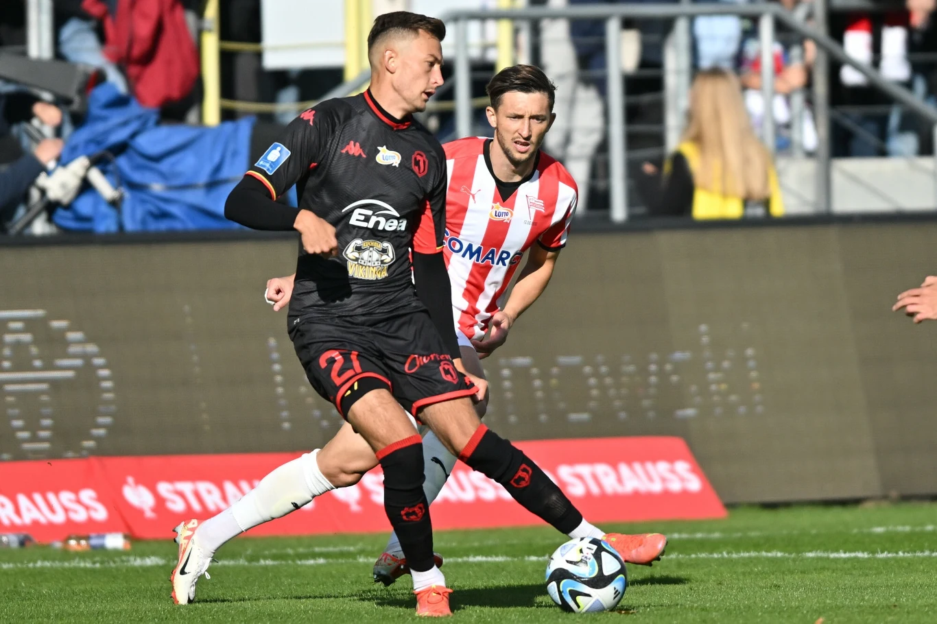 Bartłomiej Wdowik (przy piłce)