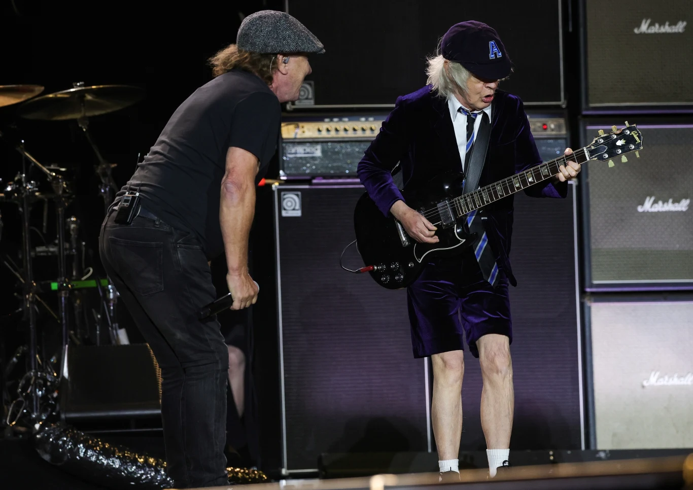 W setliście pojawiły się dwa utwory z "Power Up": "Demon Fire" i "Shot in the Dark".