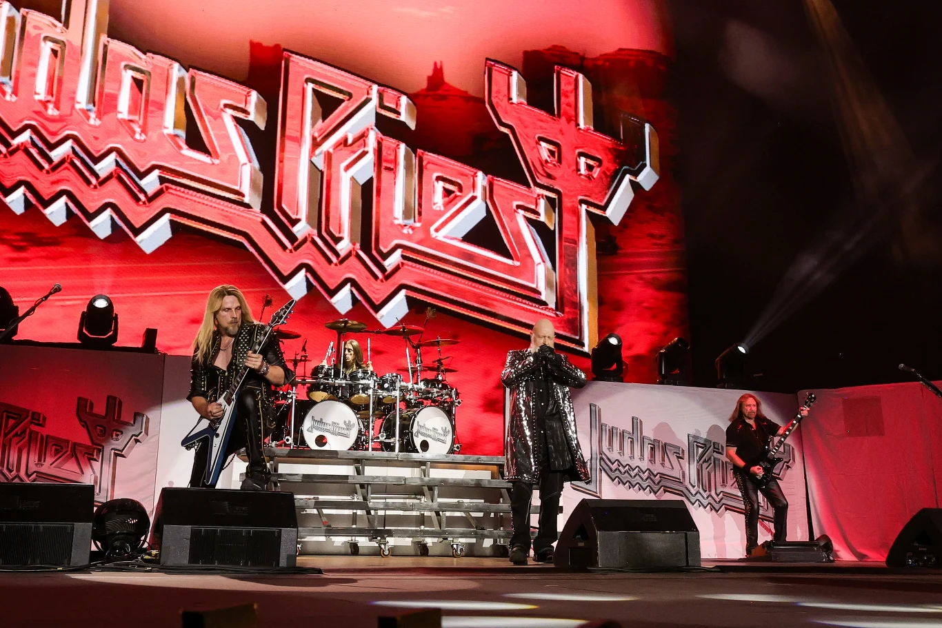 Gościnnie na scenie w składzie Judas Priest na bisy pojawił się Glenn Tipton, wieloletni gitarzysta tej formacji. Muzyk w 2018 r. ujawnił, że zmaga się z chorobą Parkinsona i od tego czasu nie bierze udziału w trasach zespołu.