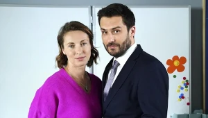 Damian (Michał Lesień-Głowacki) oświadczy się Beacie (Anita Jancia)