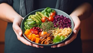 Połowę talerza powinny zajmować warzywa, pierwszą ćwiartkę - pełnoziarniste węglowodany a drugą - białko. Te proporcje są często zachwiane